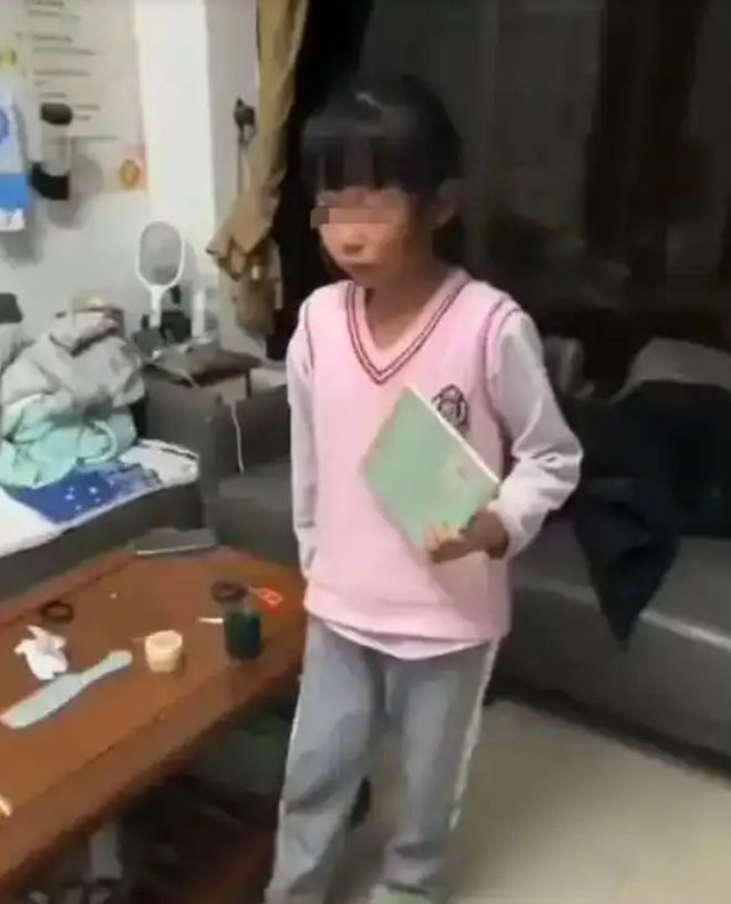 群令人窒息的7分钟要求老师放弃周微凯发一触即发“衣架都打变形了”家长(图2)