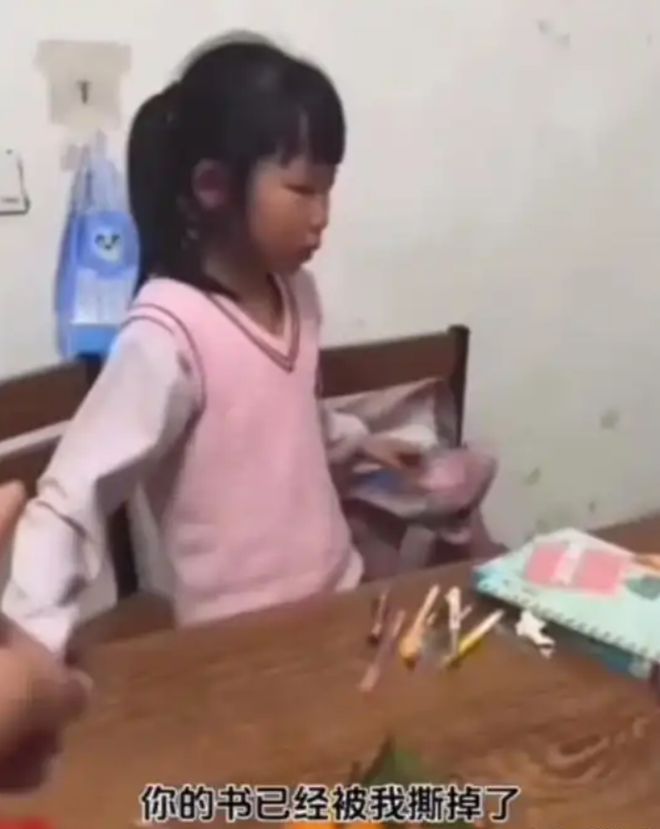群令人窒息的7分钟要求老师放弃周微凯发一触即发“衣架都打变形了”家长(图4)