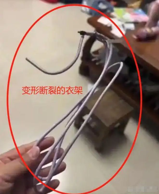 群令人窒息的7分钟要求老师放弃周微凯发一触即发“衣架都打变形了”家长(图7)
