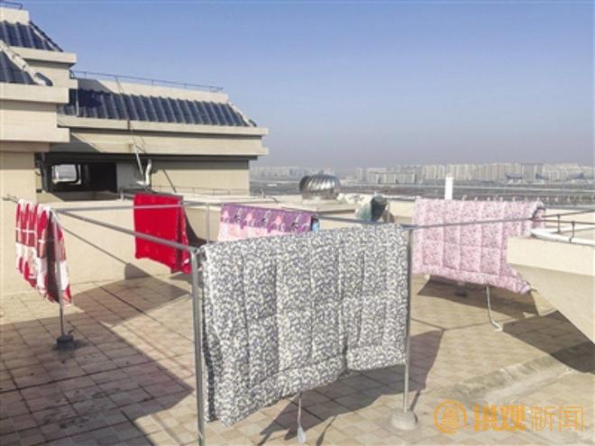 ” 小巷新灯暖归途楼顶暖阳解“晒愁